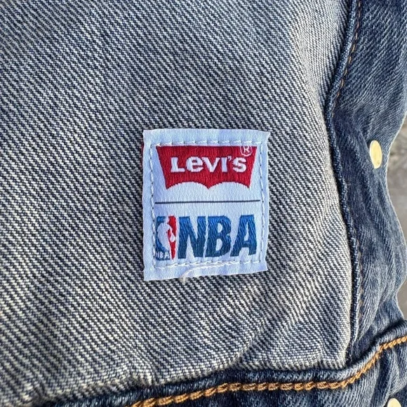 Levis NBA San Antonio Spurs
Womens Denim Trucker Jacket Jean
Size L large used - Picture 10 of 13